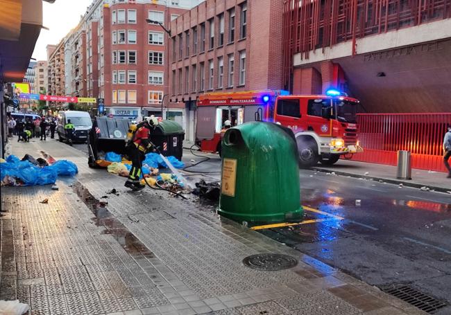 Los contenedores, tras apagar las llamas.