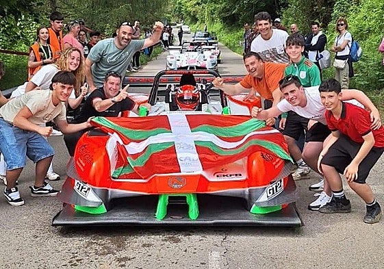 Aficionados celebran la victoria con el piloto Joseba Iraola.