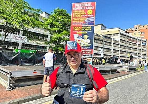 Julen Azpitarte, durante su periplo por la 'fan zone' de Amezola