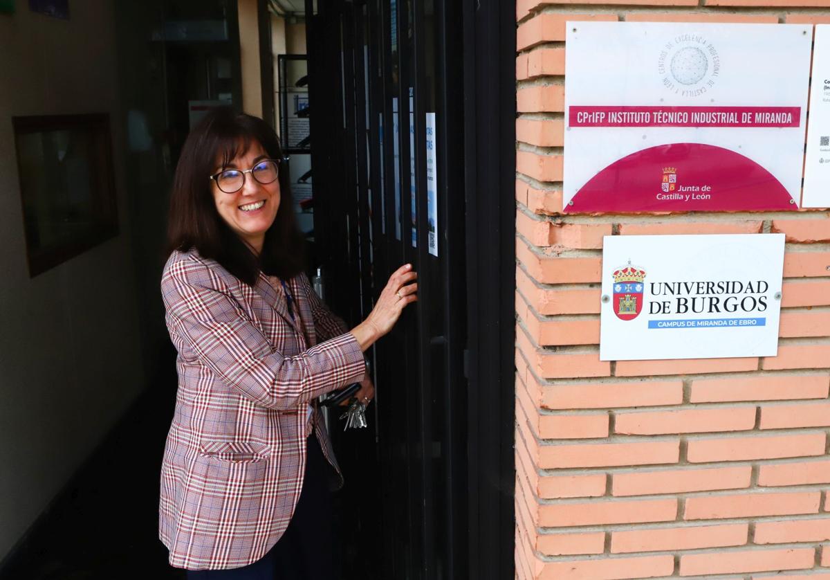 Sonia Ortiz, directora del ITM, en la puerta de acceso al centro educativo.
