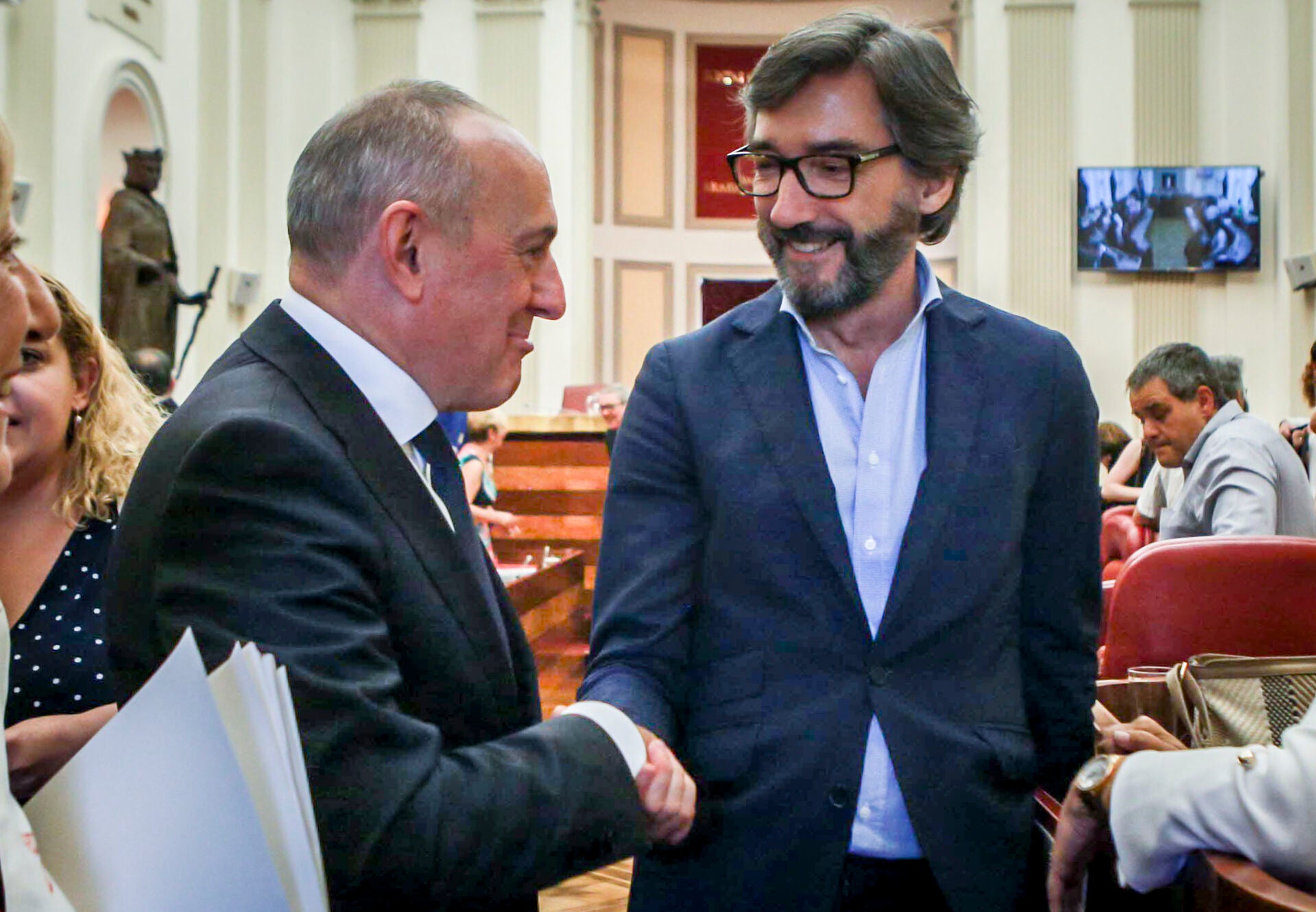 Iñaki Oyarzabal saluda a Ramiro González