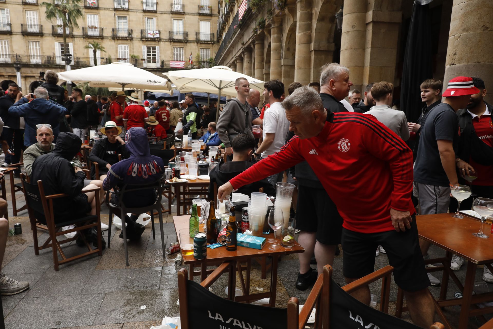 Las aficiones del Manchester United y del Tottenham disfrutan en la Plaza Nueva