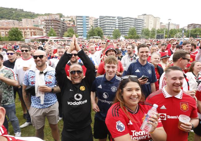 Loss aficionados ingleses aplauden a Rooney.