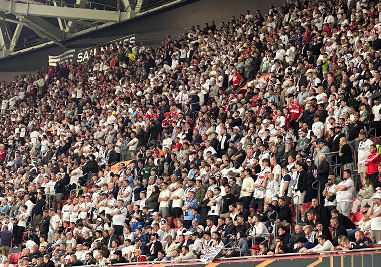 Una imagen inédita en San Mamés: las aficiones siguieron el partido de pie