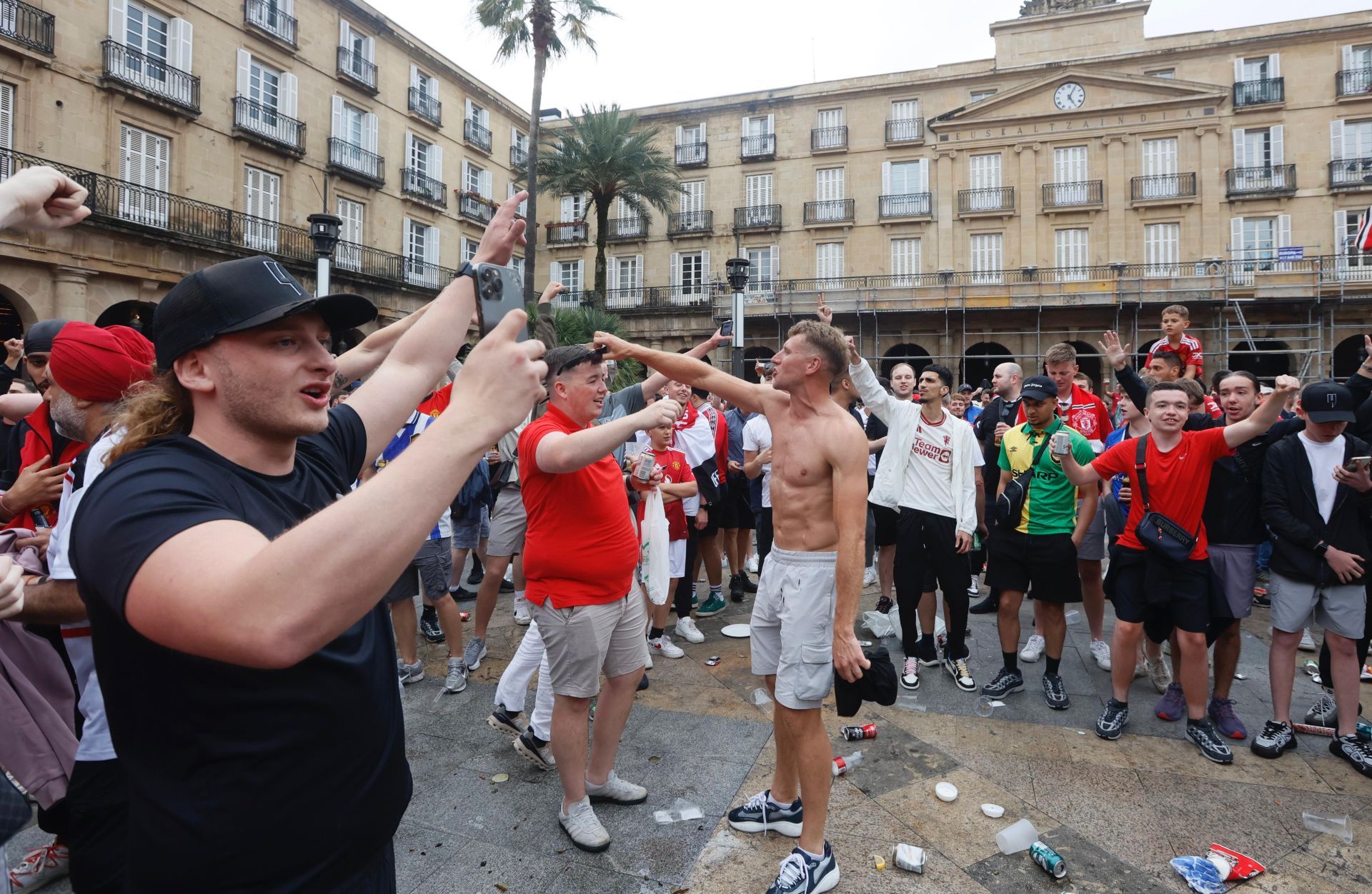 Las aficiones del Manchester United y del Tottenham disfrutan en la Plaza Nueva