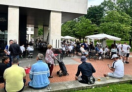 Recomiendan a los mayores con medalla BetiOn que viven en Amezola evitar salir a la calle