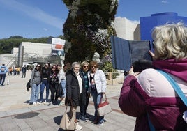 Turistas en el entorno del Guggenheim la pasada Semana Santa.