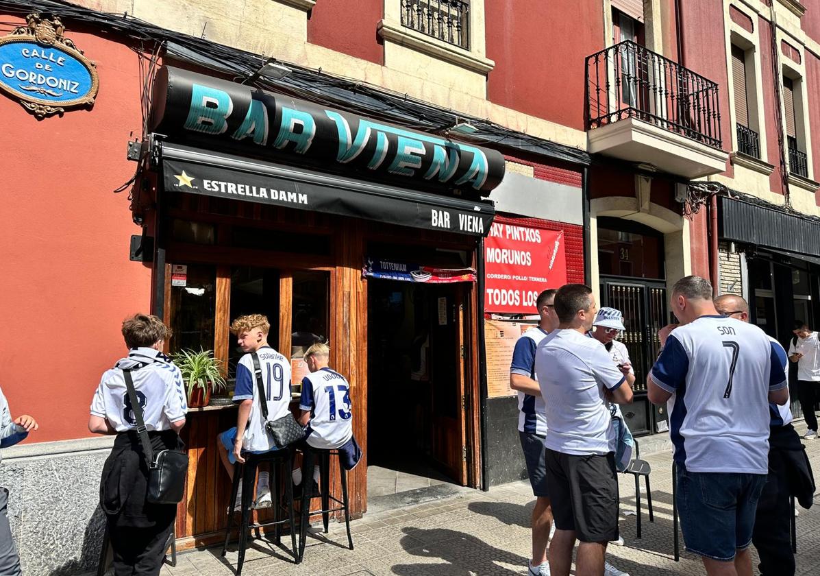 Imagen de los hinchas ingleses en el bar Viena.