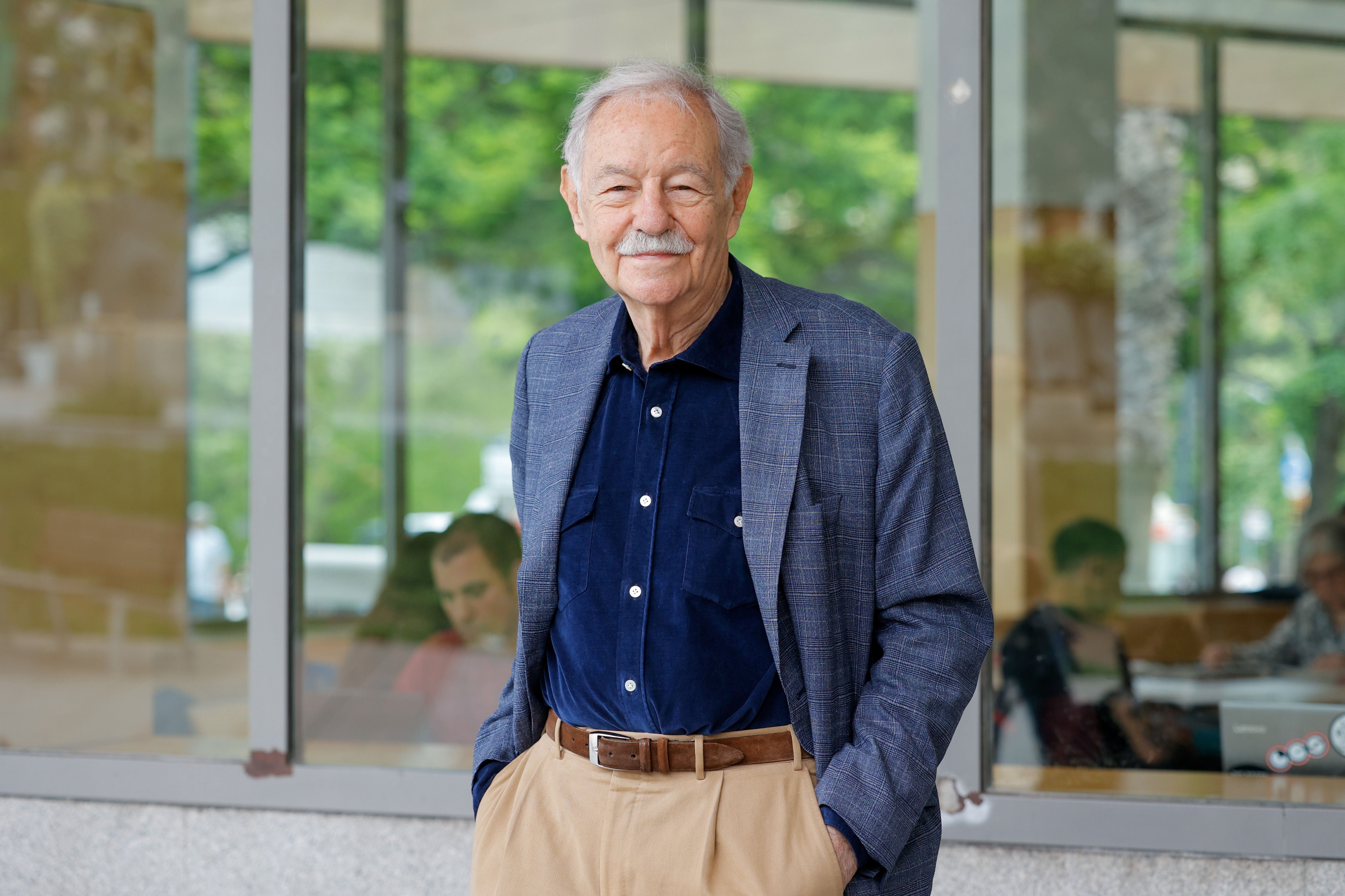 La Feria del Libro de Bilbao rendirá homenaje a Eduardo Mendoza, flamante Premio Princesa de Asturias