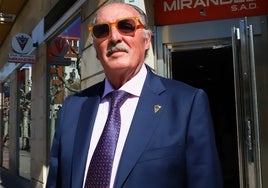 Alfredo de Miguel, en el exterior de la sede del Mirandés.