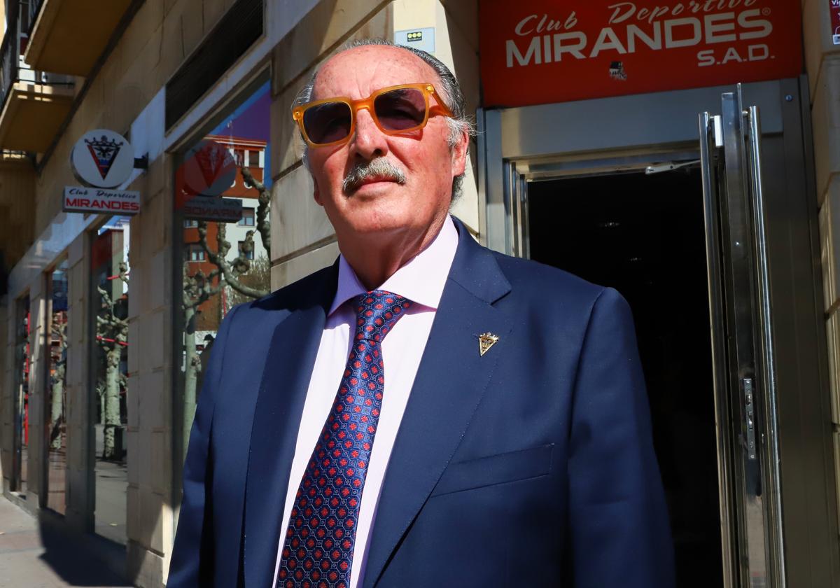 Alfredo de Miguel, en el exterior de la sede del Mirandés.