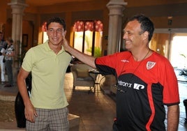 Óscar de Marcos, con Joaquín Caparrós, en la concentración de 2009.