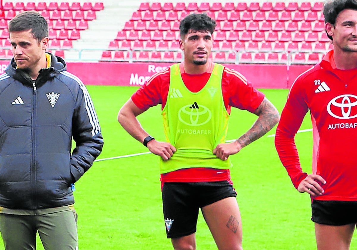 Iker Benito completó el entrenamiento del Mirandés y se apunta ante el Almería