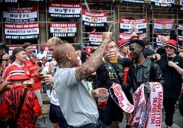 Forofos del Manchester United, el miércoles en la Plaza Nueva.