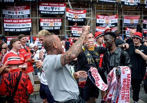 Forofos del Manchester United, el miércoles en la Plaza Nueva.