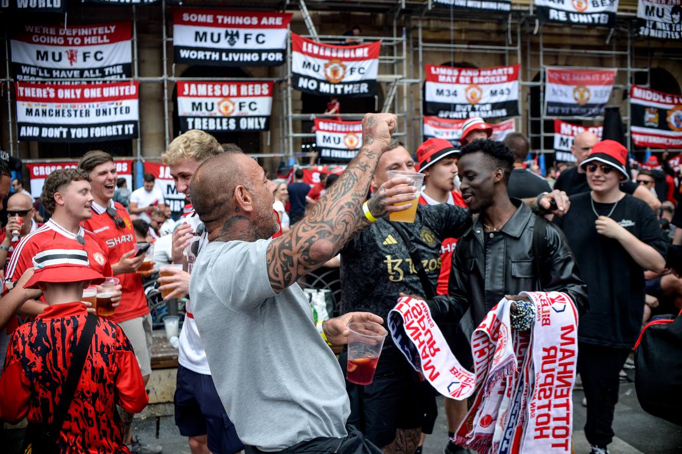 La prensa inglesa refleja las dos caras del «ruidoso festival de fútbol» de Bilbao