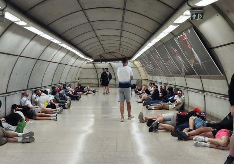 La odisea de cientos de ingleses para dormir