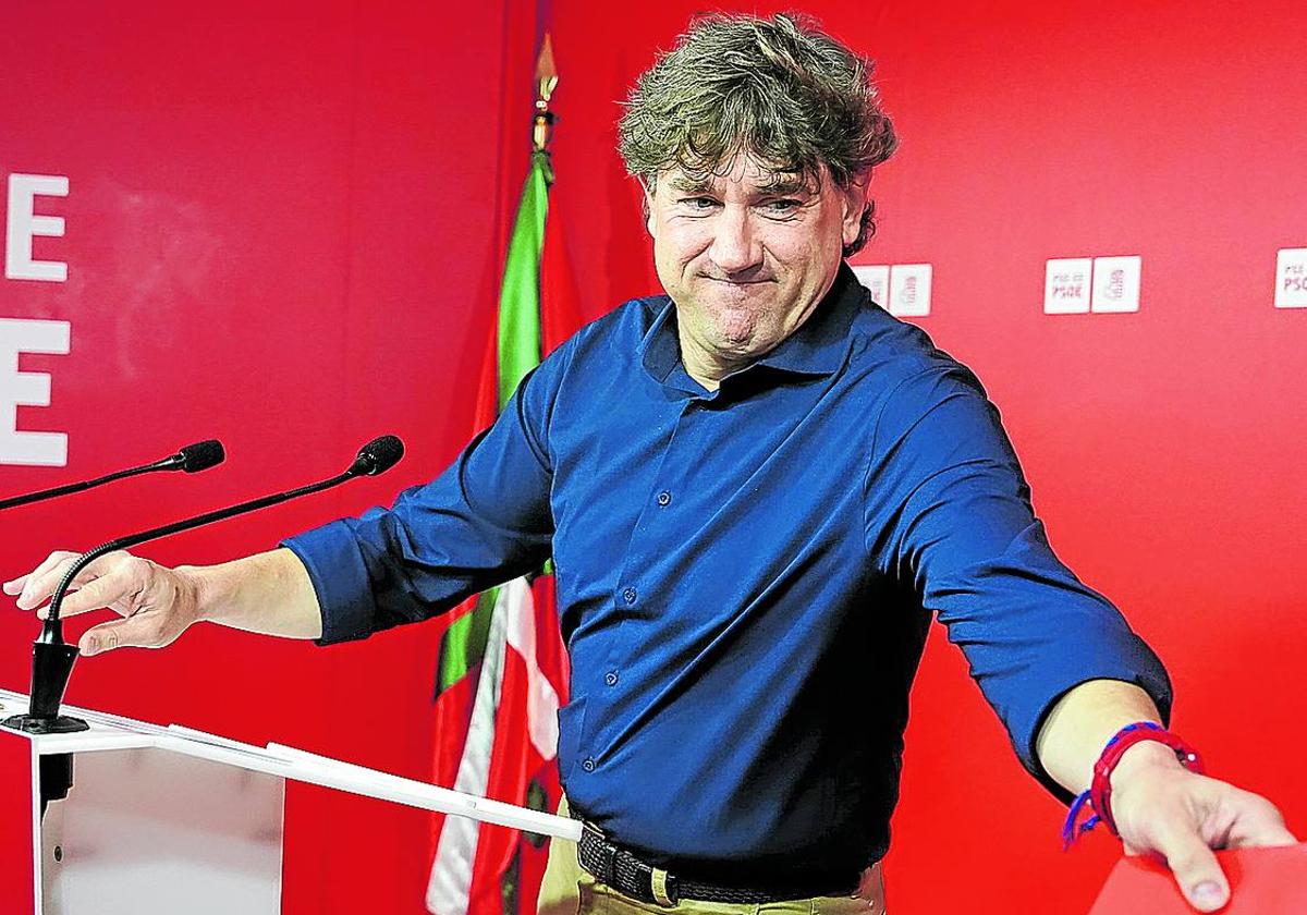 Andueza, en una rueda de prensa en la sede del PSE-EE en Bilbao.