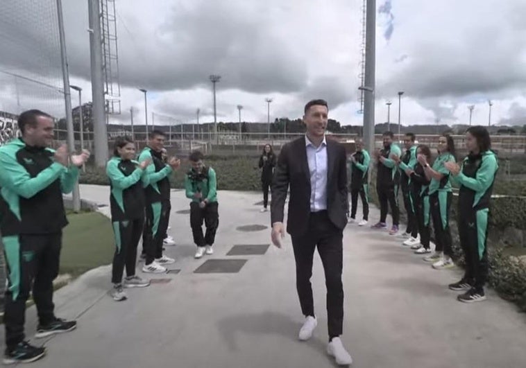 El pasillo de todo el personal del Athletic a De Marcos hasta llegar al campo de Lezama