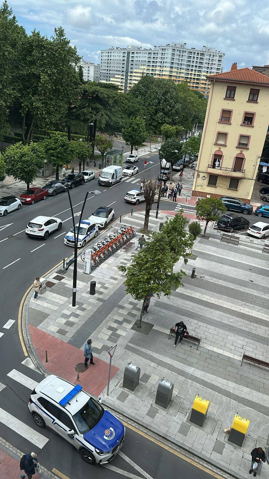 La Policía cortando uno de los accesos, por la avenida Miranda.