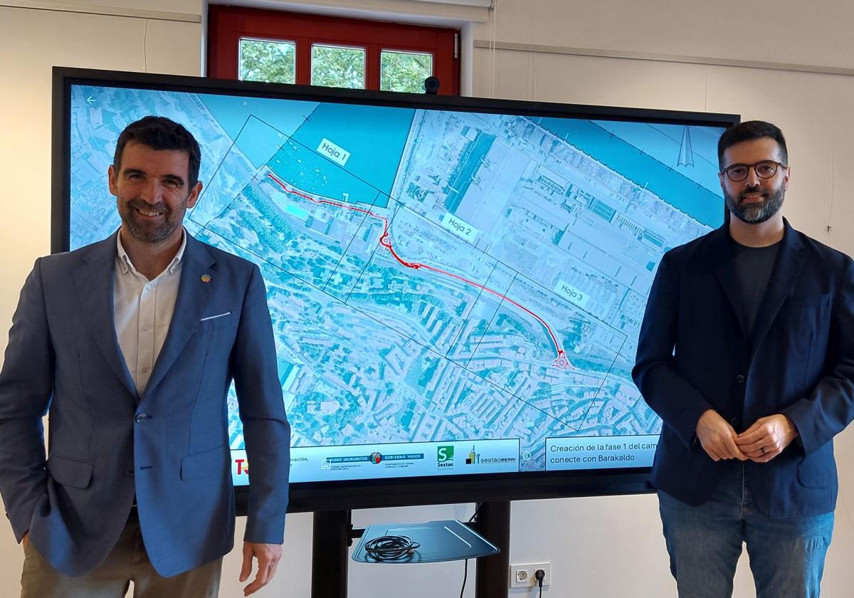 El viceconsejero de Turismo y Comercio del Gobierno vasco, Jakes Aguirrezabal, y el alcalde de Sestao, Gorka Álvarez, anuncian el proyecto.