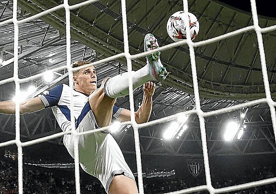 Van de Ven vuela para sacar bajo palos el remate de Hojlund tras fallo de Vicario.