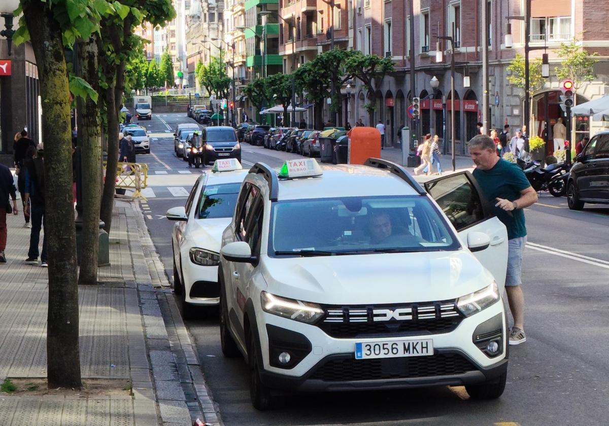 Una parada de taxis en Alameda Recalde durante este miércoles.