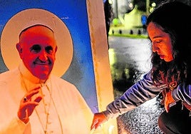 Una mujer reza por el Papa Francisco tras su fallecimiento.