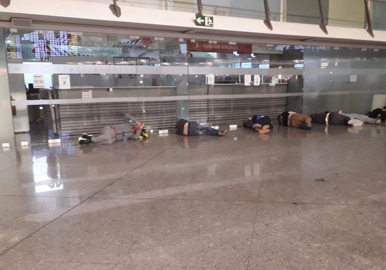 Aficionados ingleses perdieron su vuelo en Loiu tras quedarse dormidos en la terminal