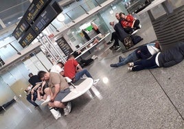Aficionados ingleses perdieron su vuelo en Loiu tras quedarse dormidos en la terminal