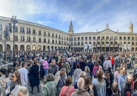 La plaza de España se ha llenado para celebrar la capitalidad de Vitoria.