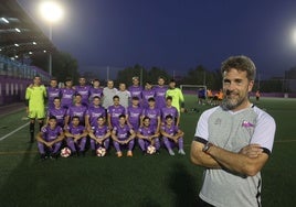 Miguel Romillo, al frente de la imagen, cumplirá su cuarta temporada dirigiendo al Santurtzi.
