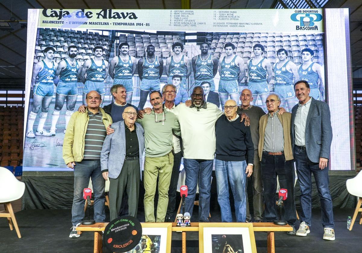 Hollis se retrata con sus antiguos compañeros.