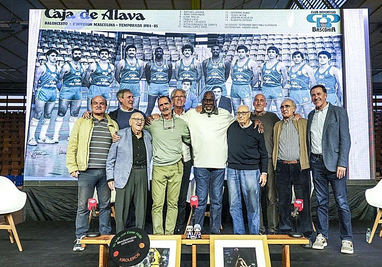 Hollis se fotografía con sus antiguos compañeros