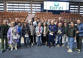 Essie Hollis posa con los suscriptores de EL CORREO en el Polideportivo de Mendizorroza.