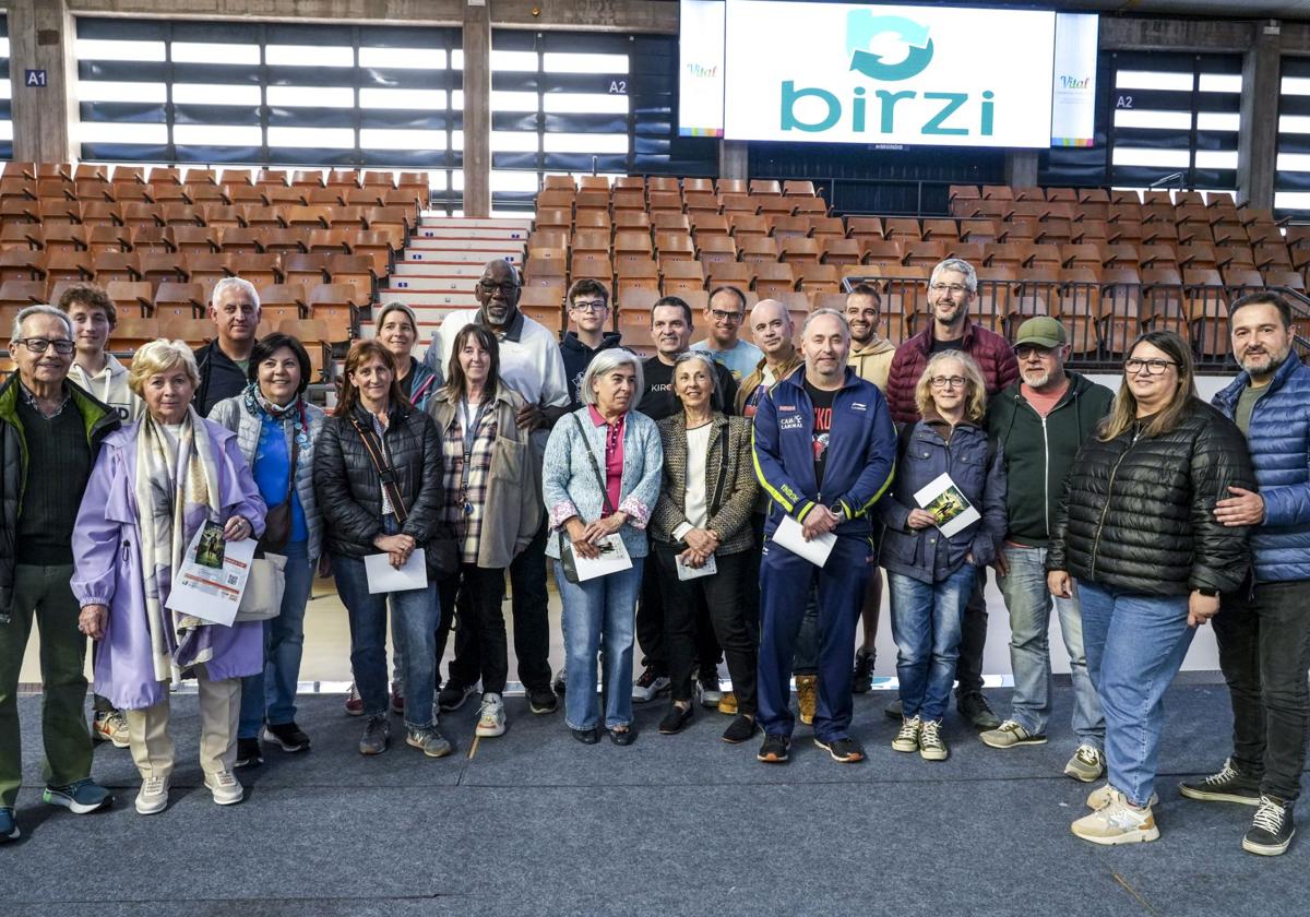 Essie Hollis posa con los suscriptores de EL CORREO en el Polideportivo de Mendizorroza.
