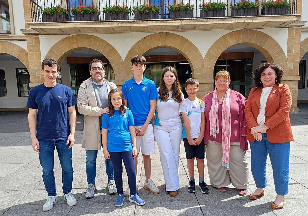 Responsables de ambas entidades posan junto a la alcaldesa.