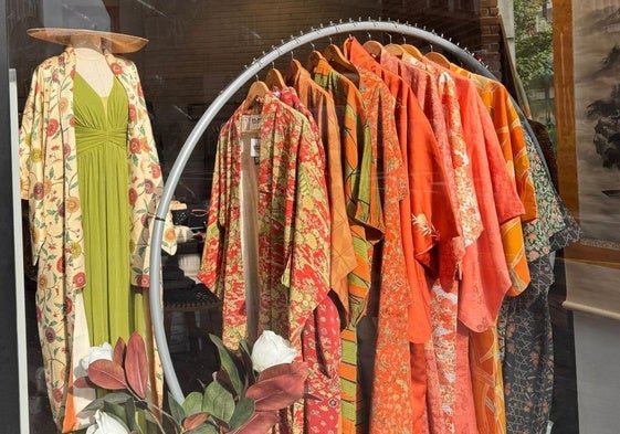 Adiós al típico vestido de invitada: abren solo tres días una tienda en Bilbao con kimonos únicos de Japón