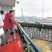 Un vecino en uno de los balcones más próximos al puente, observando el tráfico.