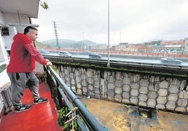 Un vecino en uno de los balcones más próximos al puente, observando el tráfico.