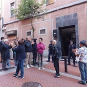 Vecinos y miembros de la plataforma antidesahucios celebrando la paralización.