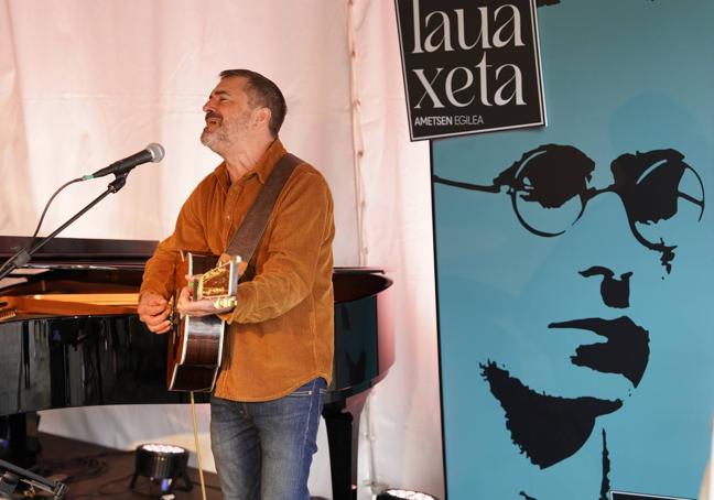 Eñaut Elorrieta interpreta 'Mendigoxaliarena' en el homenaje a Lauaxeta.