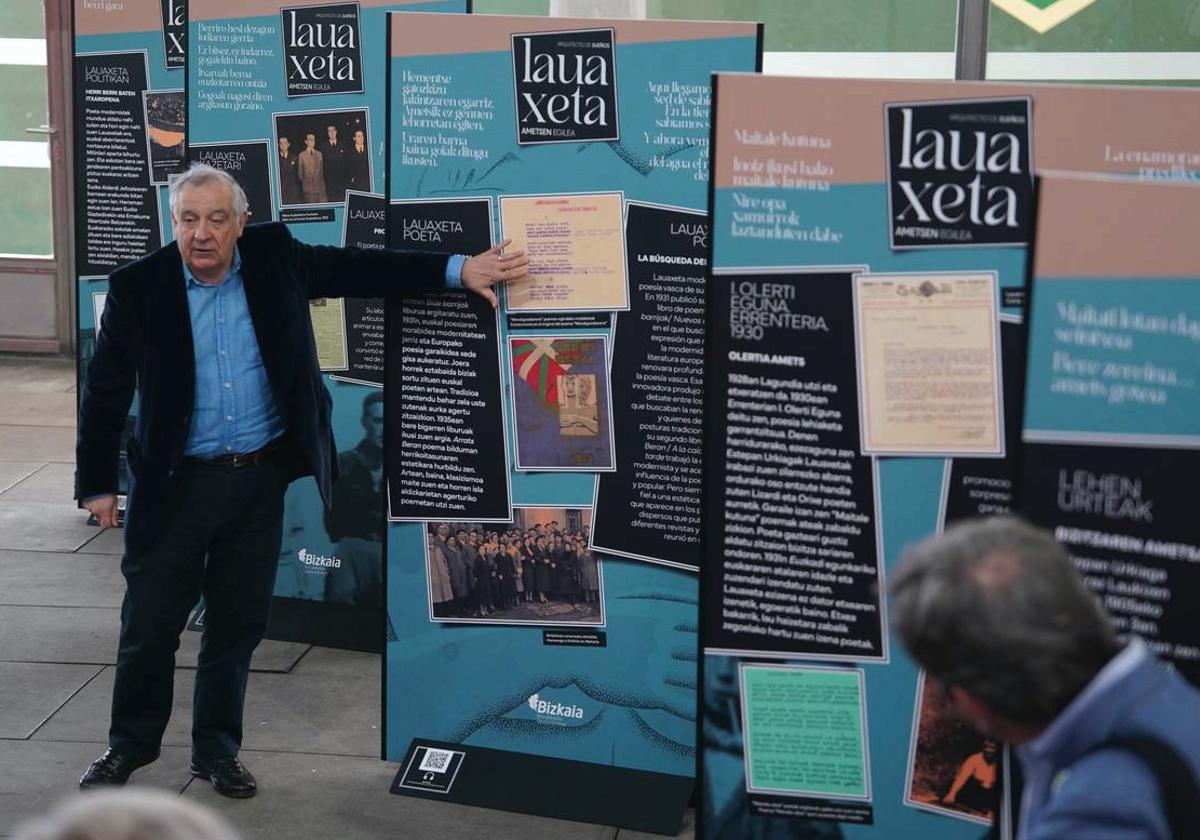 Jon Kortazar, comisario de la exposición, explica uno de los paneles sobre Lauaxeta.