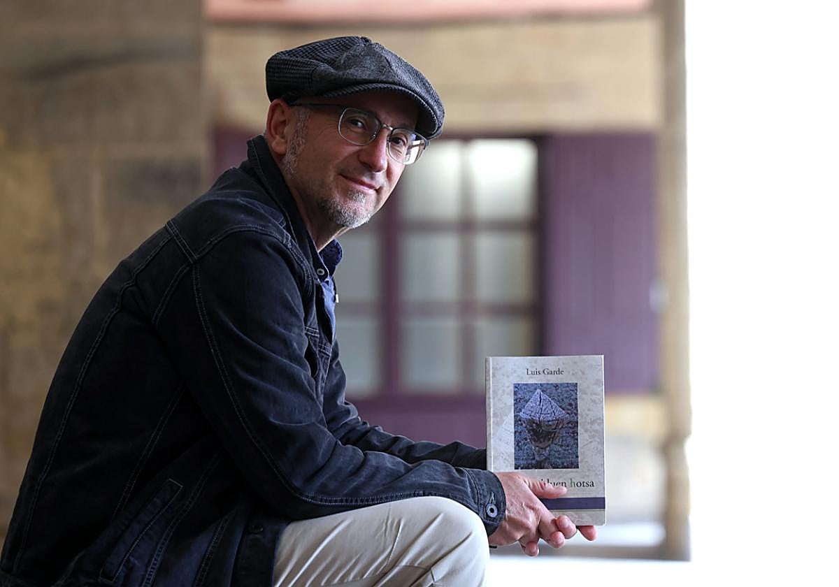 Luis Gardek 'Urrats galduen hotsa' proposatzen digu.