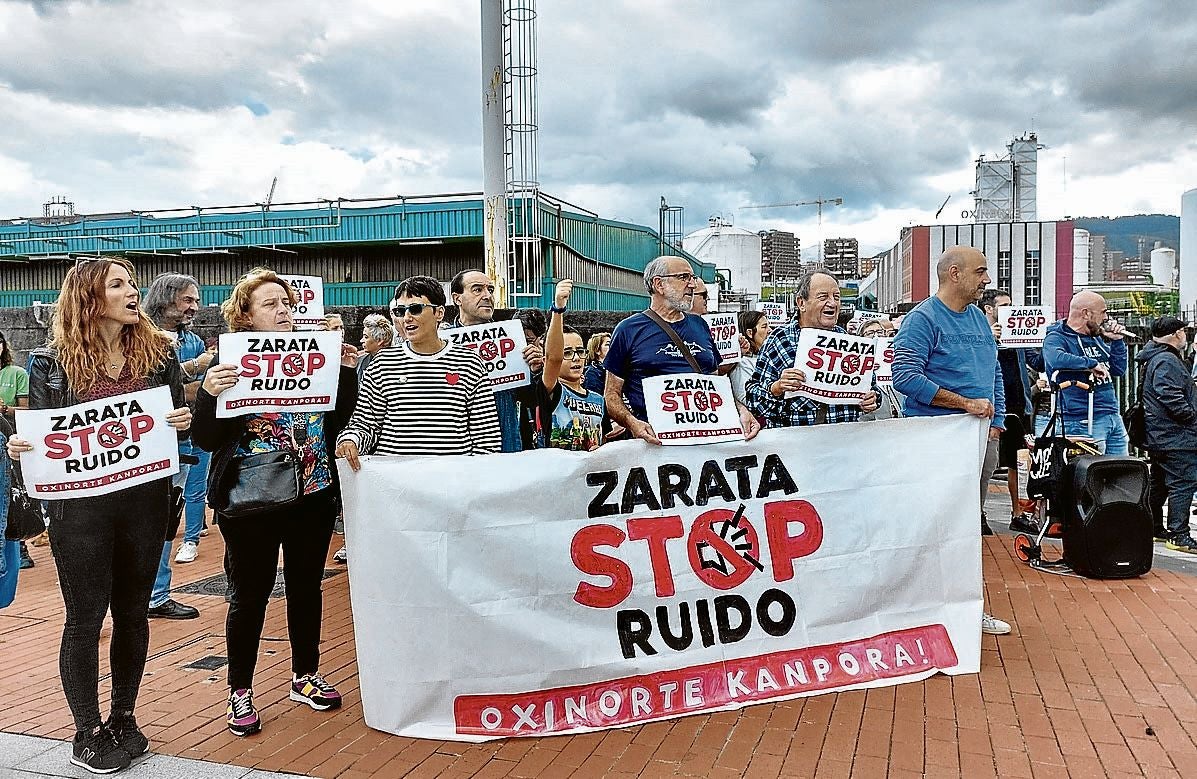 Los vecinos no han dejado de manifestarse a las puertas de la fábrica.