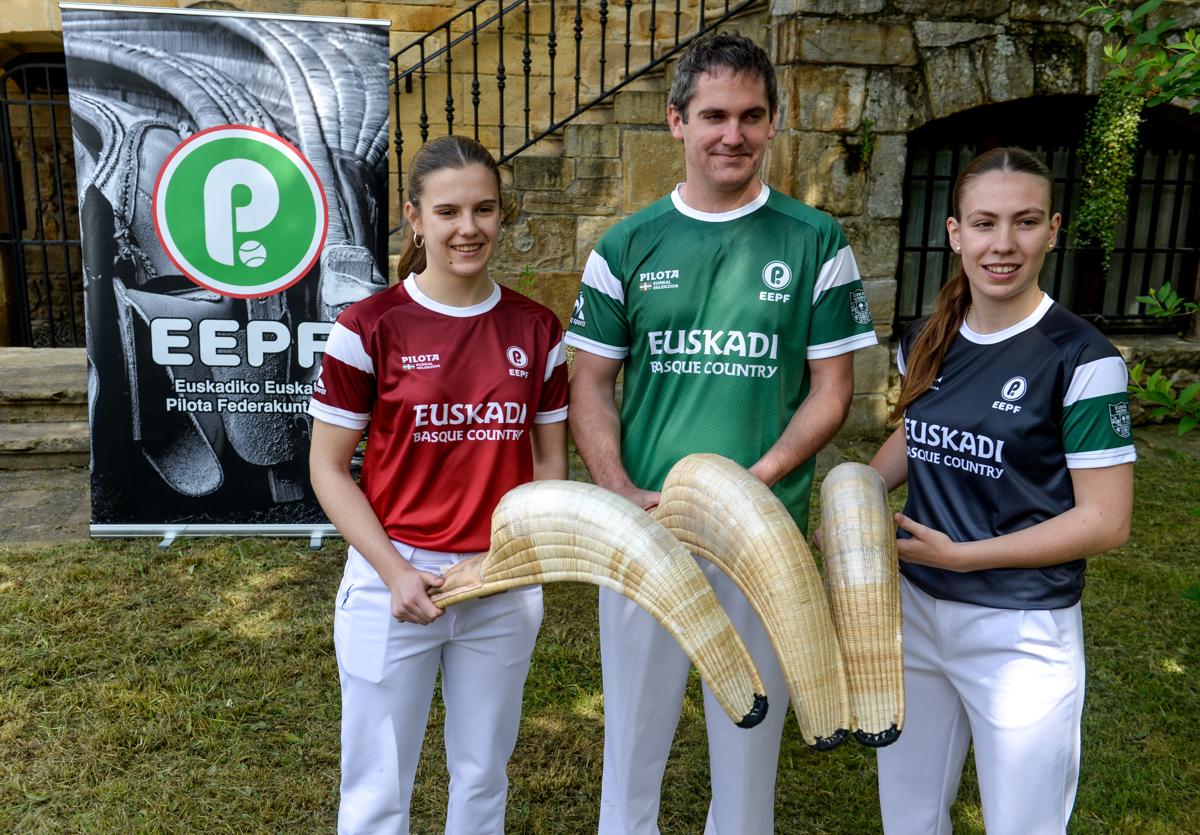 La selección de Euskadi de pelota presenta la camiseta oficial con la que se enfrentará a España
