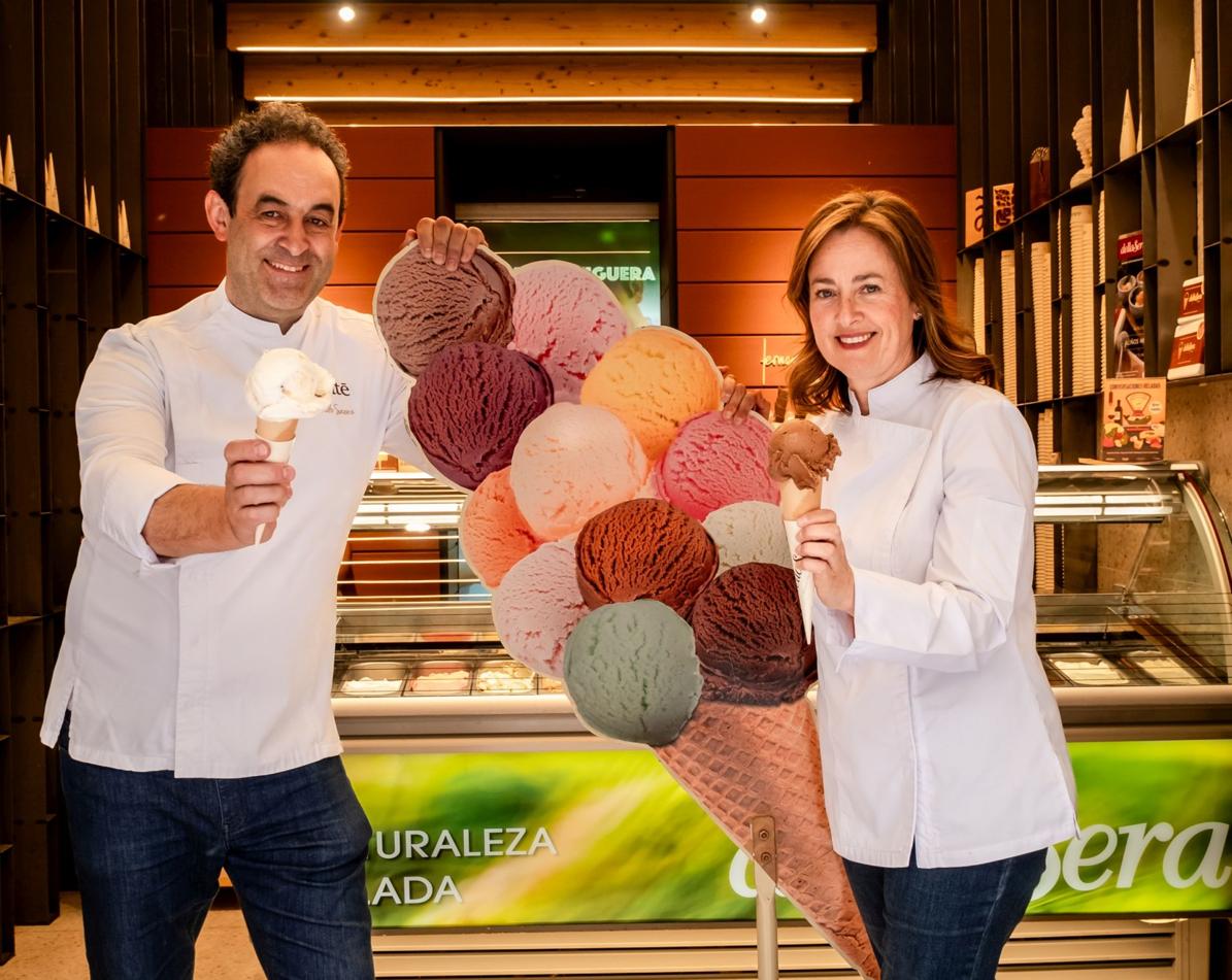 Fernando Sáenz y Angelines González, en la puerta de su heladería de la calle Portales, en Logroño, ciudad que ha acogido esta semana la X edición de Conversaciones Heladas.