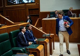 Eneko Andueza pasa por delante del escaño de Imanol Pradales en el Parlamento vasco.