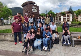 Integrantes de la cofradía y de la asociación, juntos este viernes en Balmaseda.