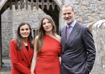 La Infanta Sofía se gradúa del Bachillerato Internacional en Gales acompañada por los Reyes Felipe y Letizia
